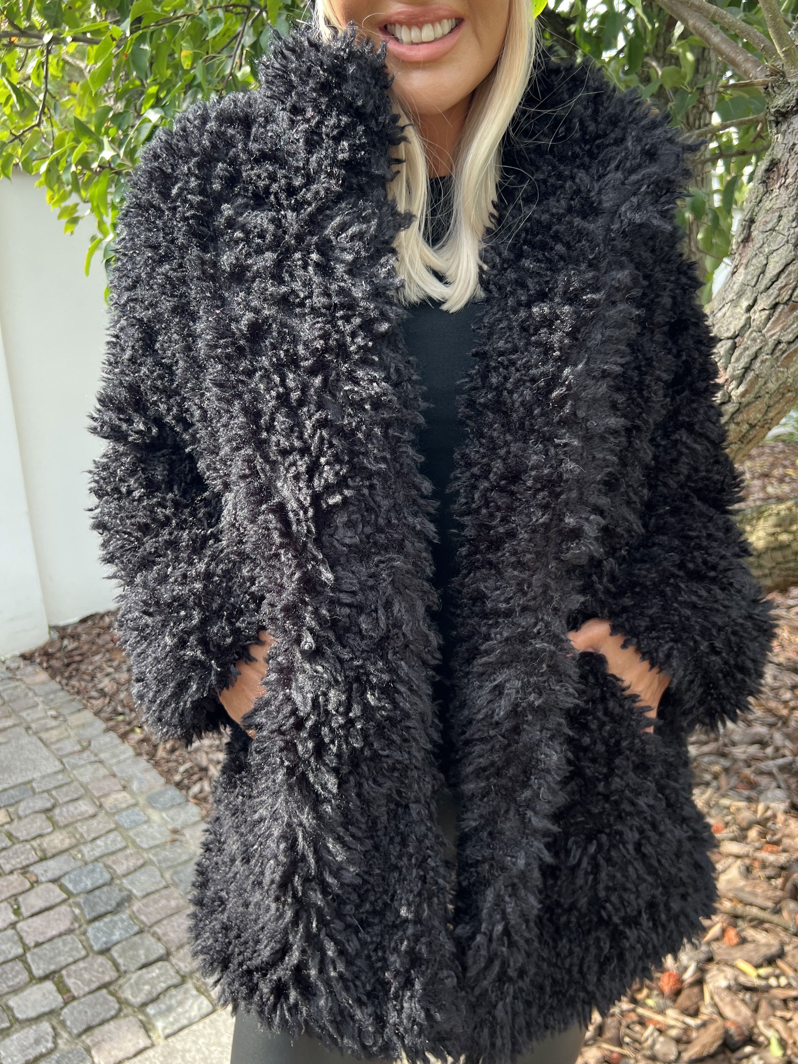 Alma - Jakke i plys med trykknapper og lommer